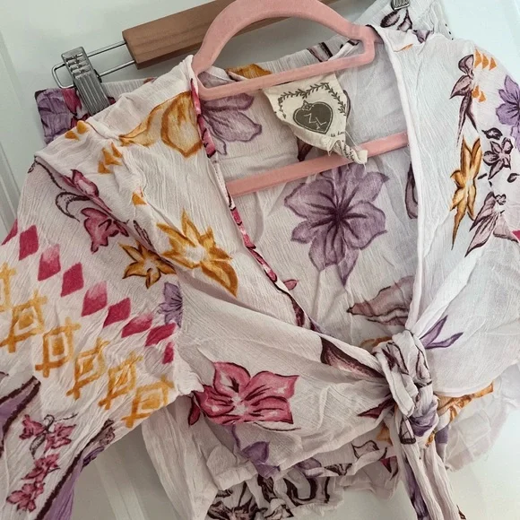 Floral Tie-Front Top / Short beachwear Set Size Large - Picture 3 of 8